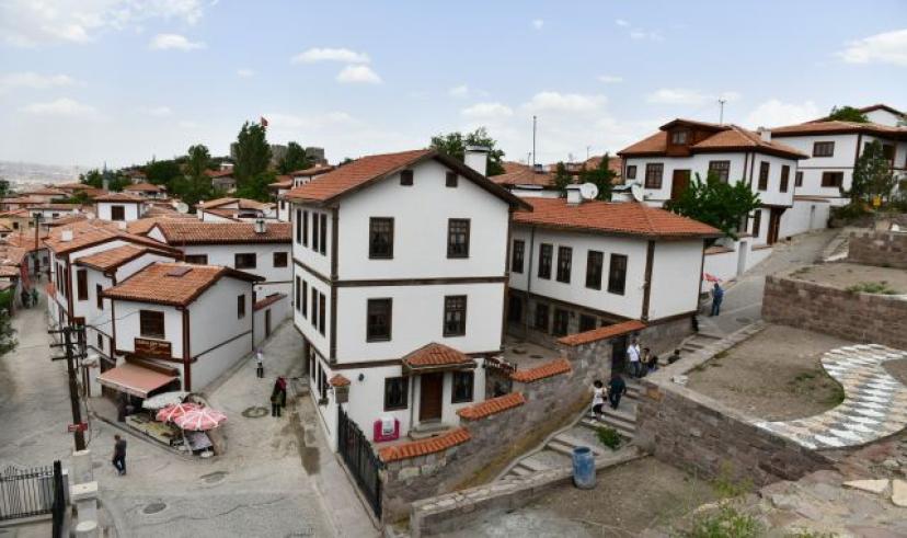 ABB ANKARA KALESİ EVLERİNİ İÇİNDE YAŞAYANLARI MAĞDUR ETMEDEN RESTORE EDİYOR