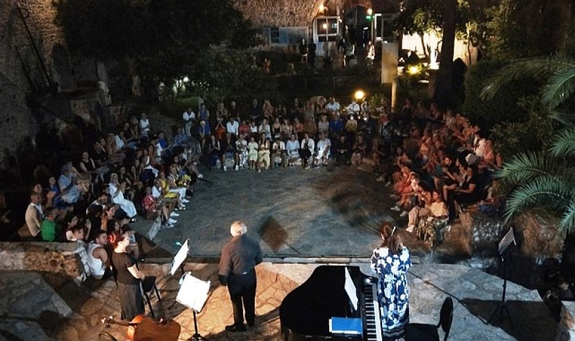 MARMARİS KALESİ BARIŞ ŞARKILARIYLA ÇINLADI 