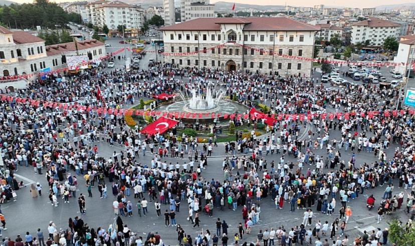 'Dünya Sivaslılar Günü' dolayısıyla bin 58 kişi aynı anda halay çekti