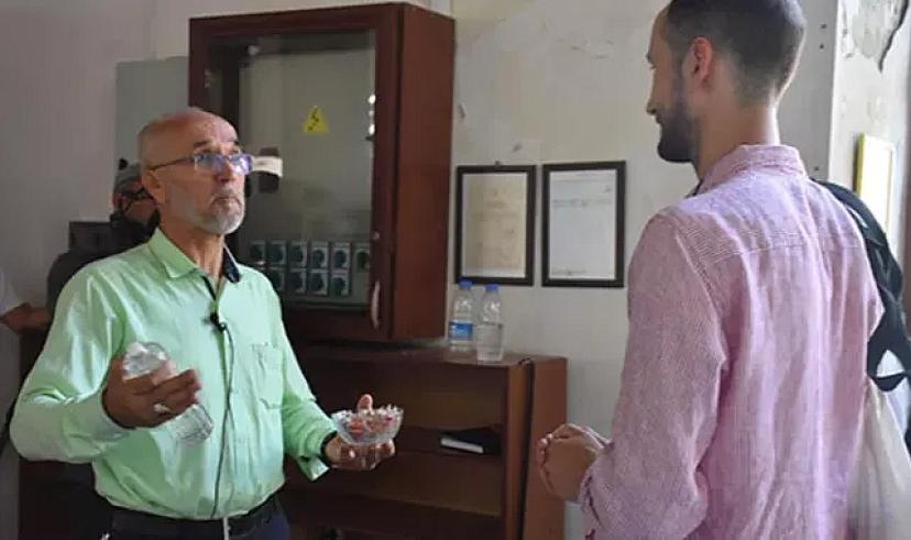 İzmir'deki cami imamı gündem oldu! Turistlerle İngilizce sohbet edip hediye veriyor