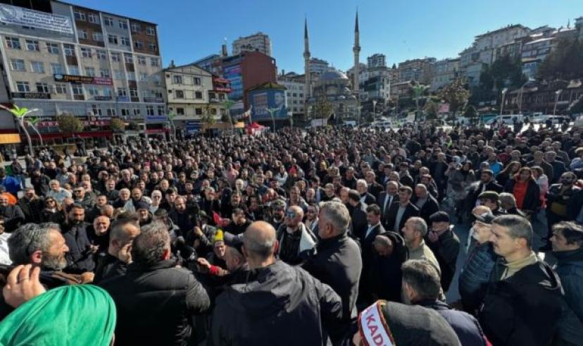 ÇAYKUR mevsimlik işçileri kadro taleplerini gündeme taşımak için Rize Meydanında buluştu