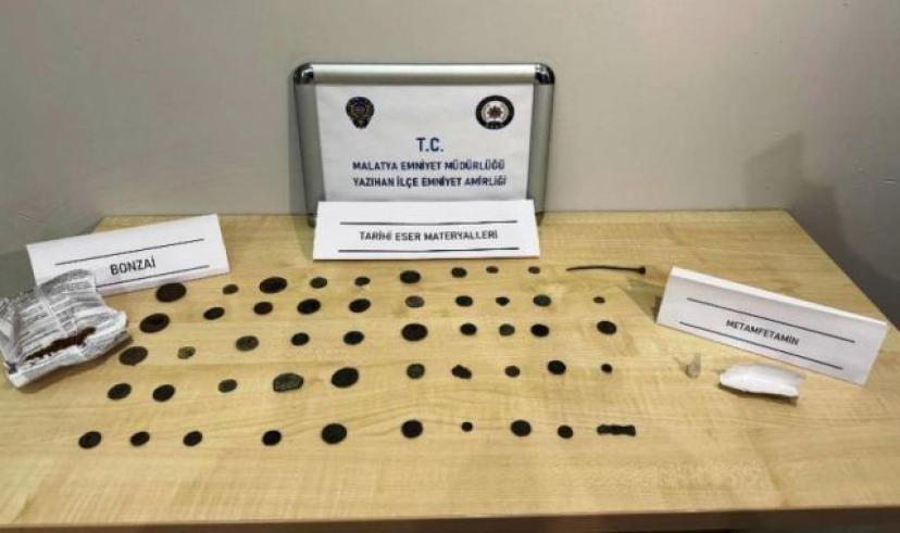 Uyuşturucu Bulunan Araçta Tarihi Eser Yakalandı