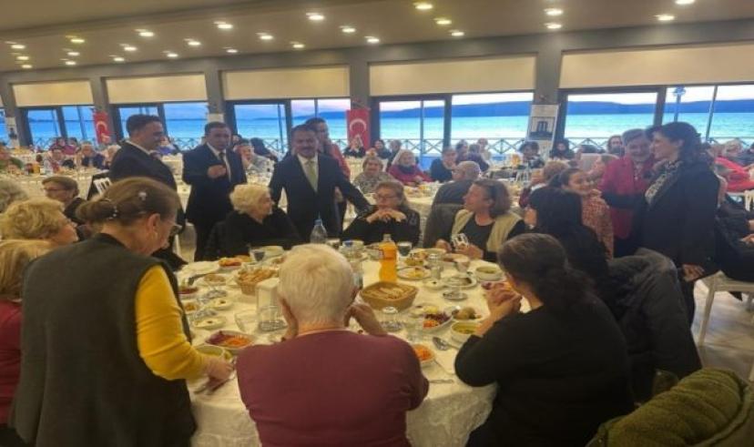 İftarını huzurevi sakinleriyle birlikte açtı