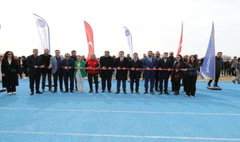 İpekyolu’nda ilk olan 8 kulvarlı atletizm pisti hizmete açıldı