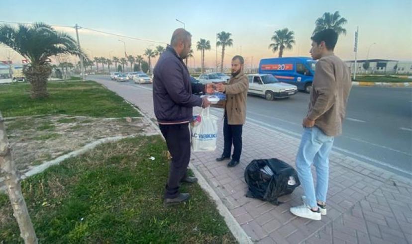 Mehmet Ekinci ‘den trafikte kalan sürücülere iftariyelik
