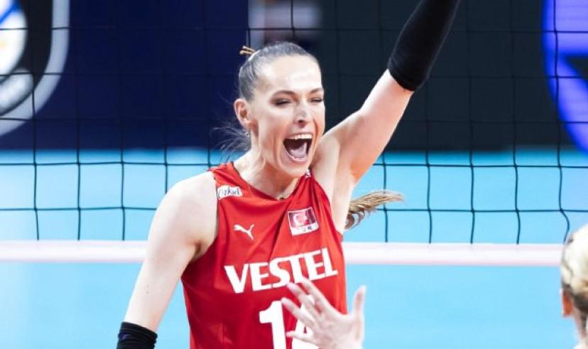 Milli sporcu Eda Erdem'in heykeli dikildi