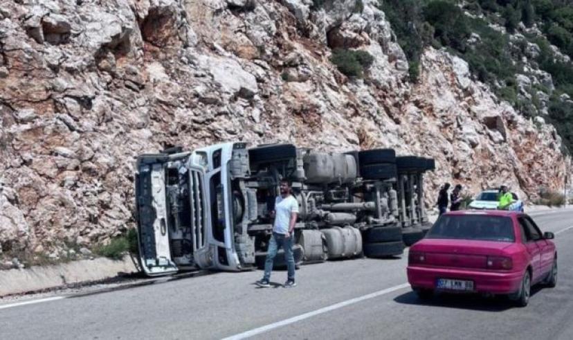 Demre’de TIR devrildi