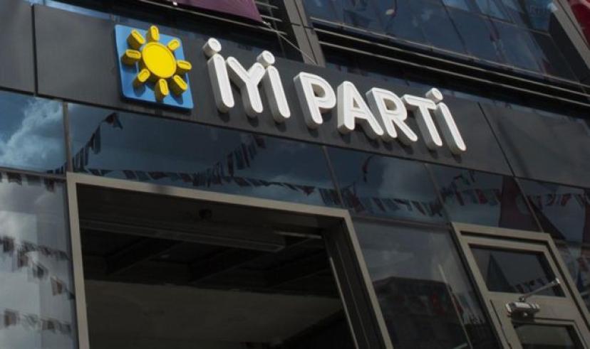 İyi Parti milletvekili Ümit Özlale partisinden istifa ettiğini duyurdu