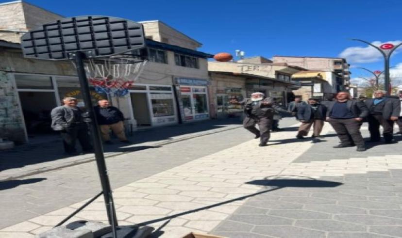 71’lık Zeki Boztepe gençlere taş çıkardı