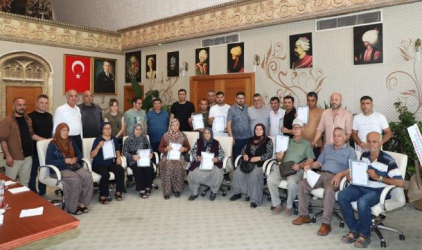 Aksu’da hak sahibi on beş vatandaş tapularını teslim aldı 