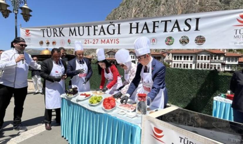 Amasya Valisi ve Belediye Başkanı aşçı önlüğü giyinip yemek yaptı