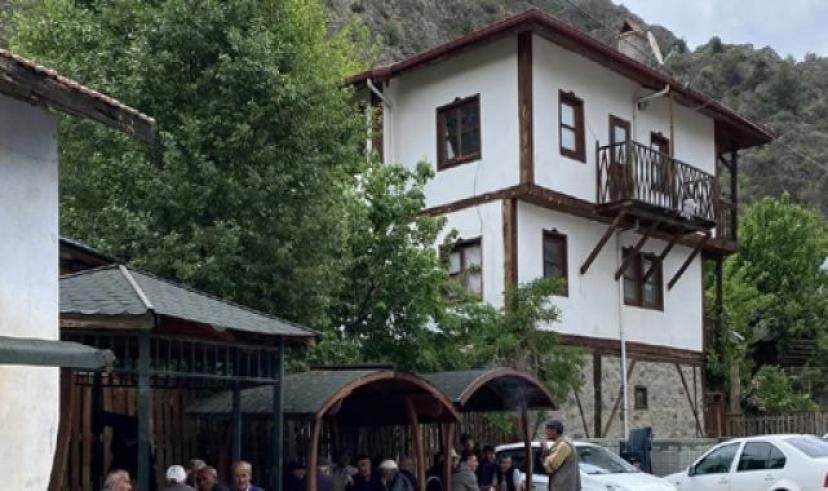 Bahçesini sularken hayatını kaybetti