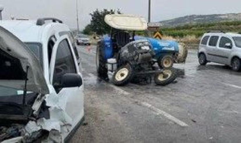 Buldan’da zincirleme kaza, traktör ikiye bölündü