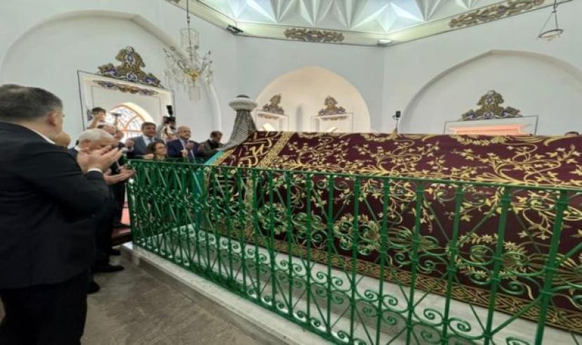 Bursa’da Yıldırım Bayezid Türbesi’nin yenilenen puşide örtüsü serildi