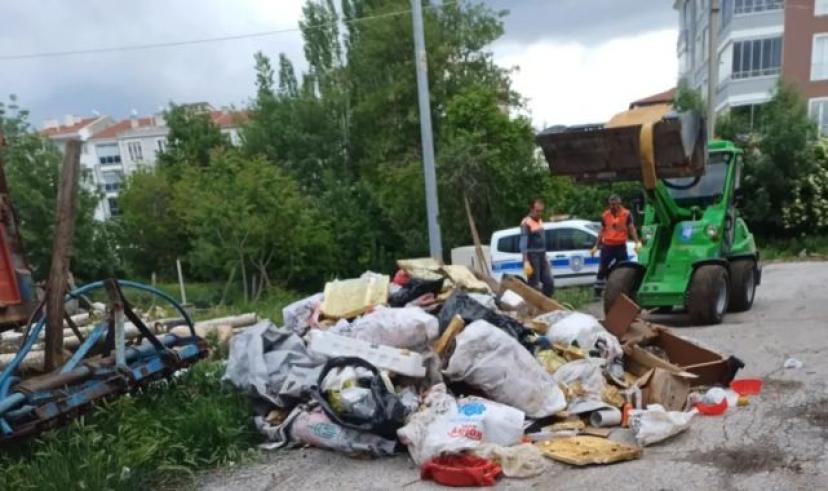 Çöp ev 5 kamyonla boşaltılabildi
