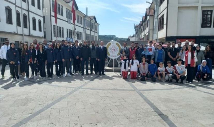 Gençlik Haftasında Gençlik Spor müdürü, gençlerle çelenk koydu