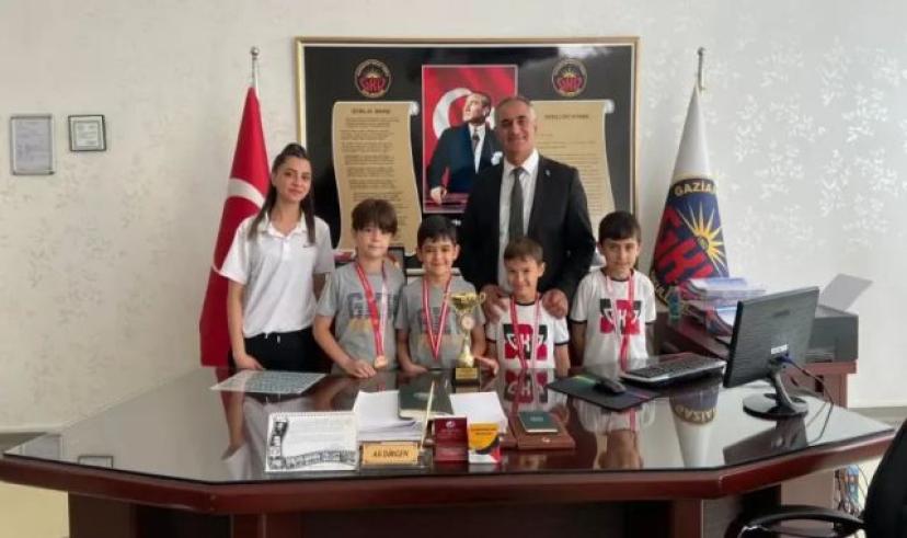 GKV’li minik kulaçlardan yüzme başarısı