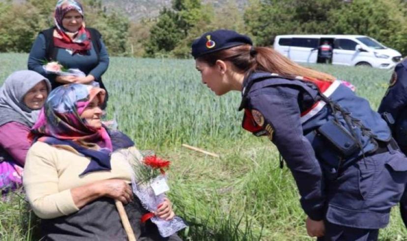 Jandarma Ekipleri Anneleri Unutmadı