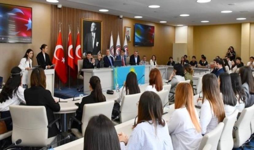 Kazakistan Heyeti ÇOMÜ’deydi
