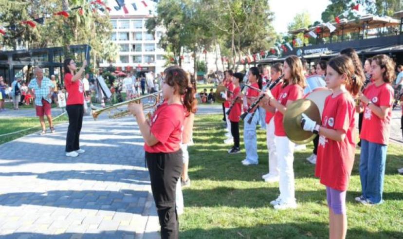 Kemer Belediyesi Gençlik Orkestrası’ndan mini konser