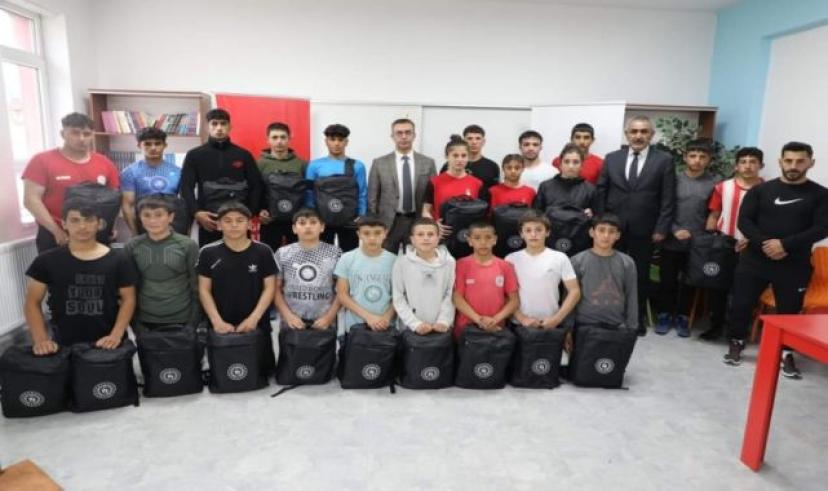 Müdür Fedai Din Başarılı Güreşçileri ödüllendirdi