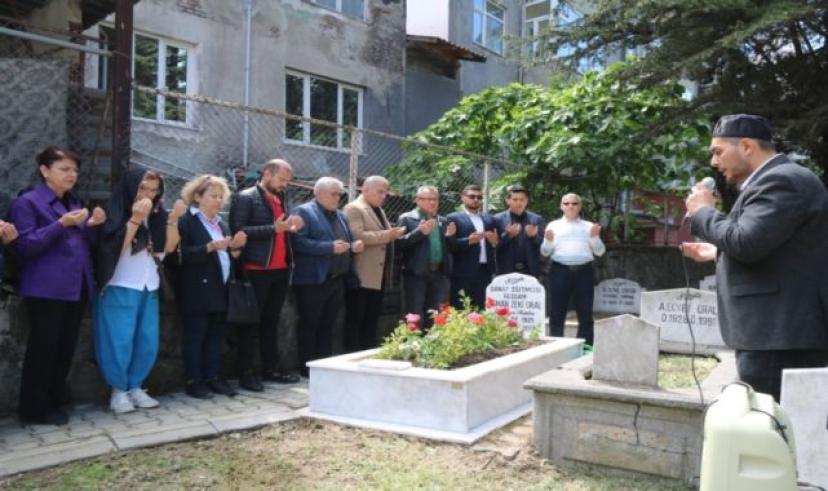 Ressam Osman Zeki Oral mezarı başında anıldı