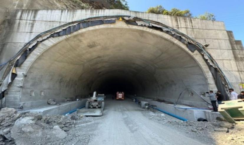 Trabzon’da tünel inaşatında iskele devrildi işçiler mahsur kaldı