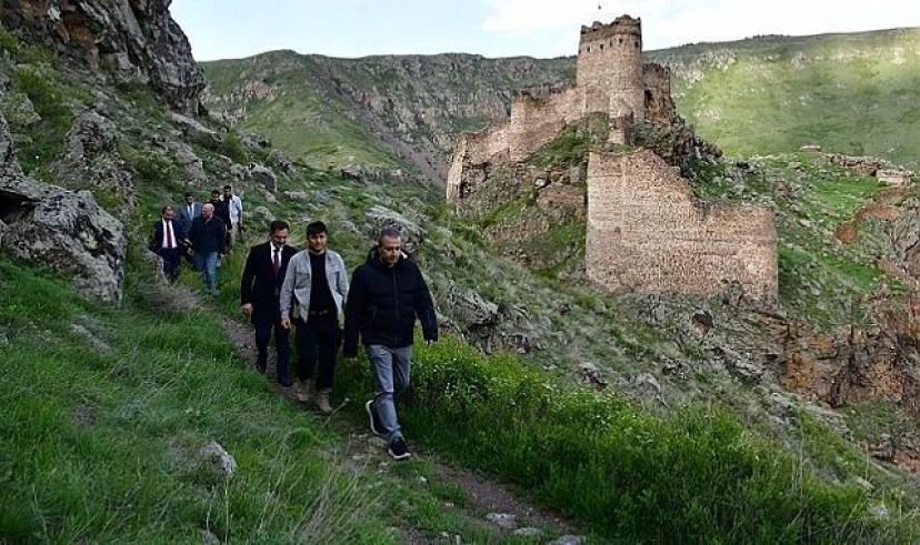 Vali Çiçek, Hanak ve Çıldır’da tarihi yerleri ziyaret etti
