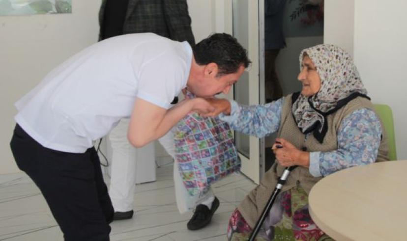Belediye başkanı Dr. Özer Kasap’tan Huzur evine ziyaret