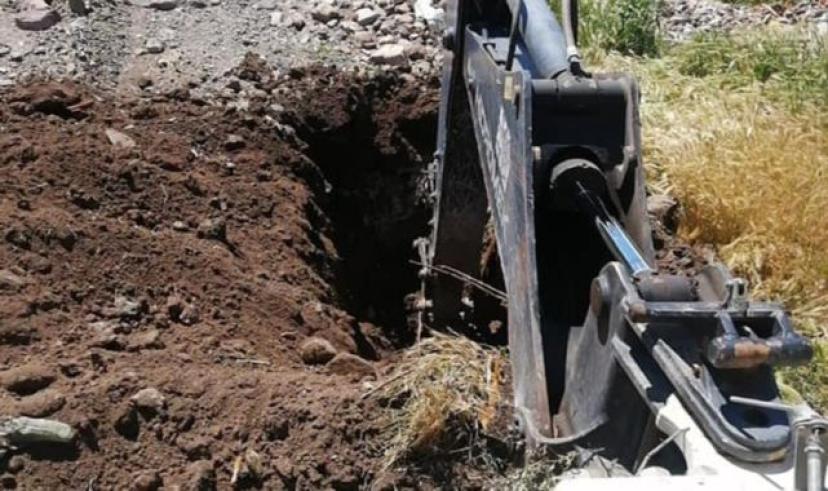 Belediye ekipleri, kurban bayramında kullanılacak çukurları açıyor
