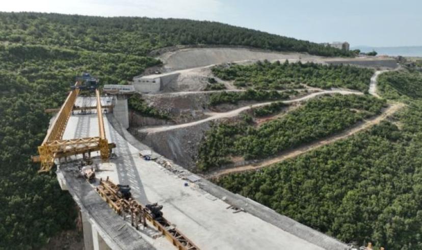 Dilovası Hastane Yolu’nda 40 kirişin montajı tamam