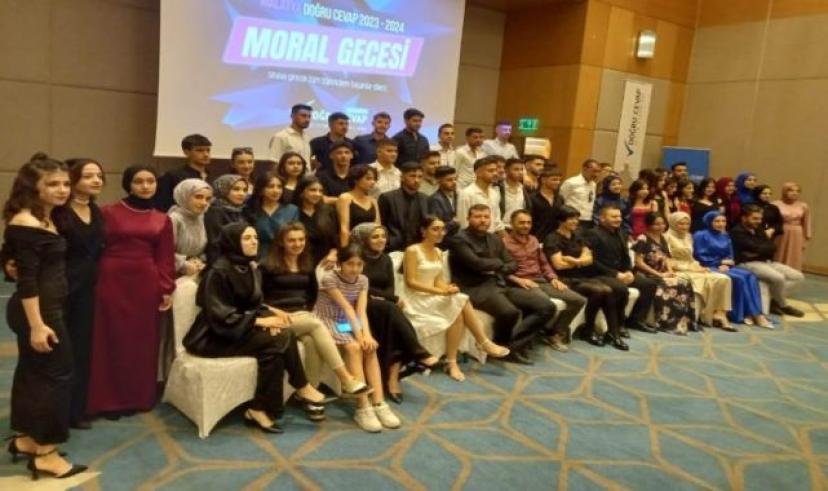 Doğru cevap eğitim kurumlarından öğrencilerine moral gecesi