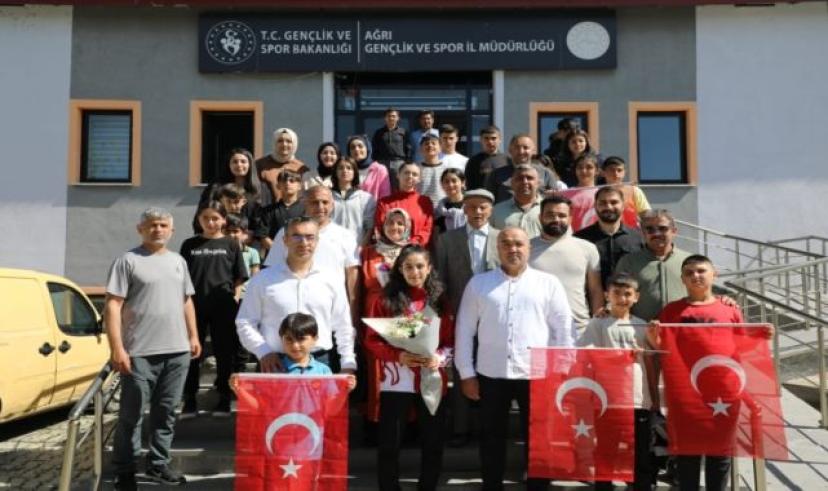 Dünya İkincisi Sibel Oruç'a coşkulu karşılama