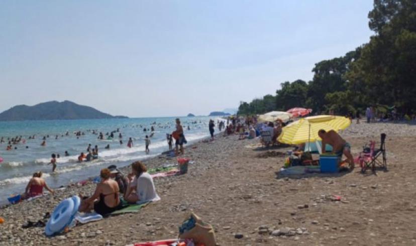 Fethiye’de 40 derece sıcağı gören kendini sahillere attı