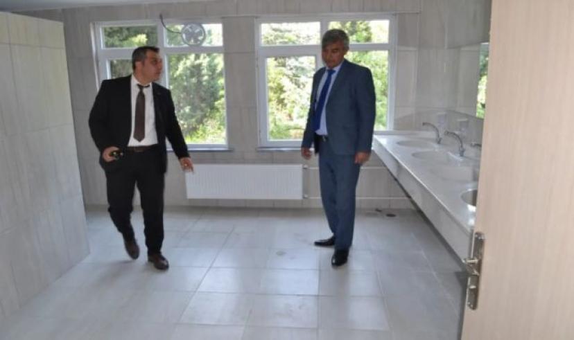 İlçe Milli Eğitim Müdürü, güçlendirmesi tamamlanana okulda incelemelerde bulundu