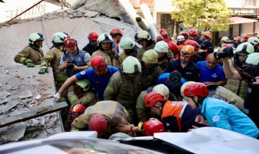 İstanbul’da bina çöktü; 1 ölü, 8 yaralı