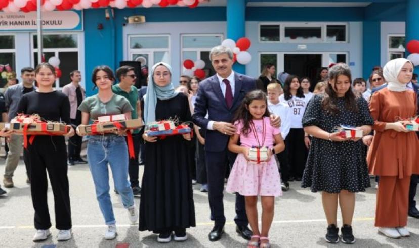 Karne hediyeleri Yusuf Alemdar’dan: “Sizler yarınların parlayan neslisiniz”