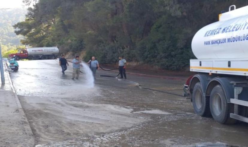 Kemer’de tozlu yollar yıkanıyor