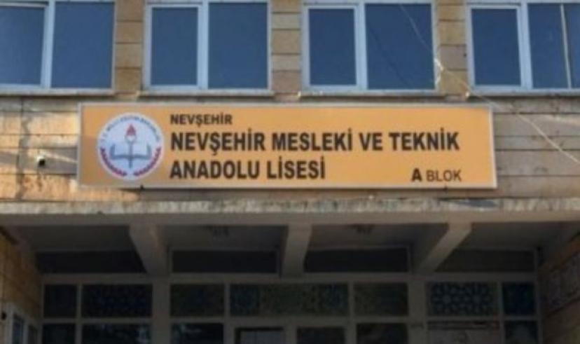 Okul görevlisi, YKS’yi takip eden gazetecilere müdahale etti