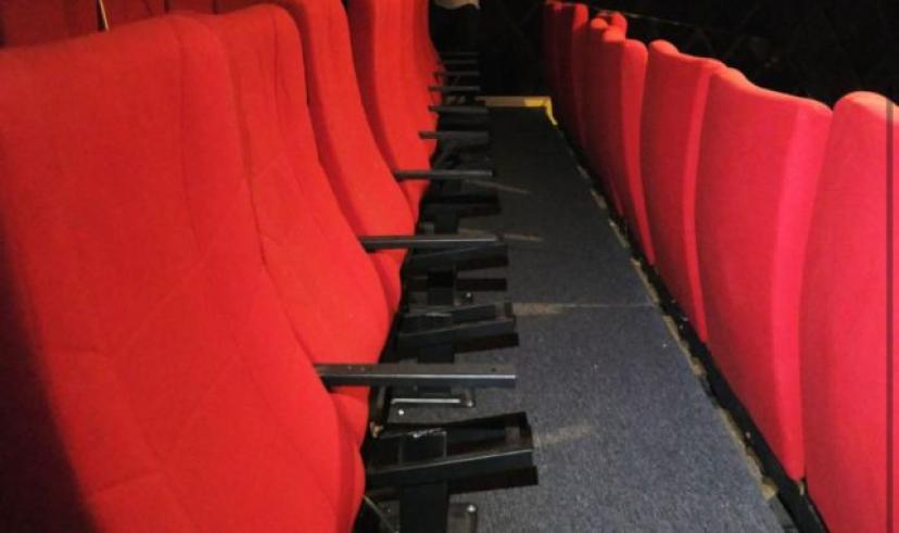 Sinema ve tiyatro salonunda koltuklar döşeniyor