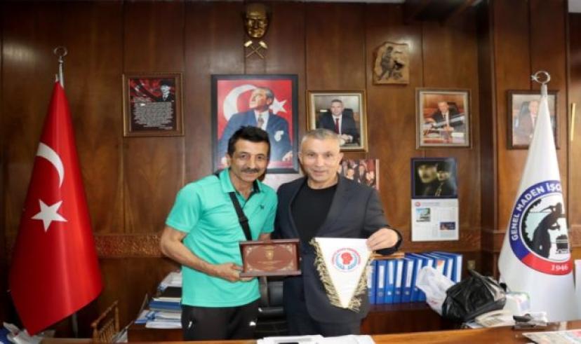Tiryaki’den, Demir’e plaket