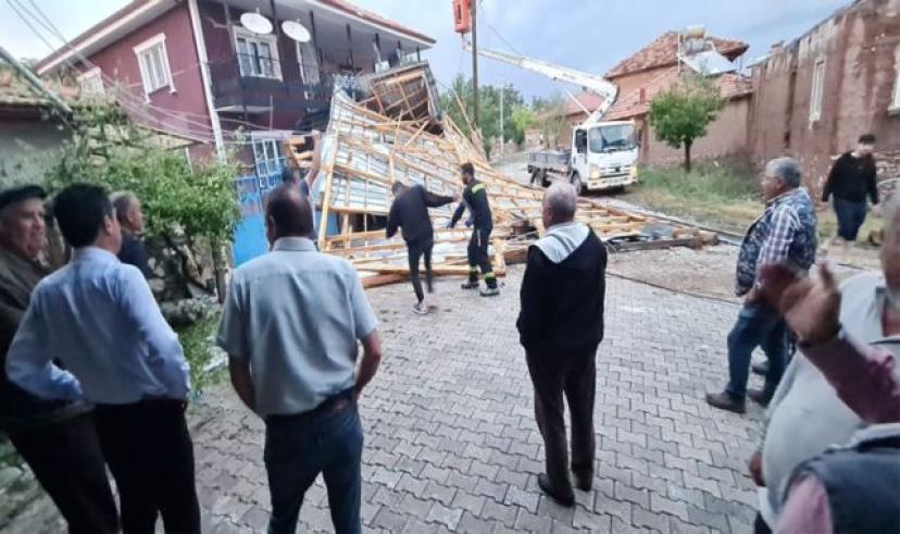 Yeşilova Çeltek’te fırtına ve yağmur 3 evin çatısını uçurdu