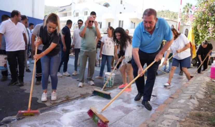 Başkan Topuz, Güllük’ü kendi elleriyele temizledi