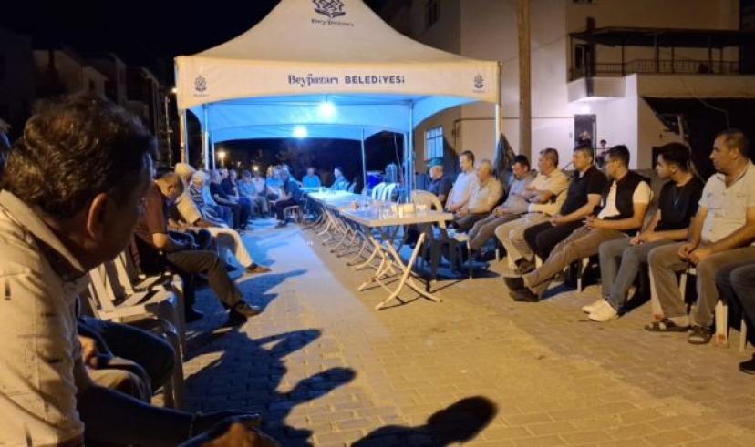 Cenaze sahibinin evinin önüne belediye tarafından taziye çadırı kuruluyor