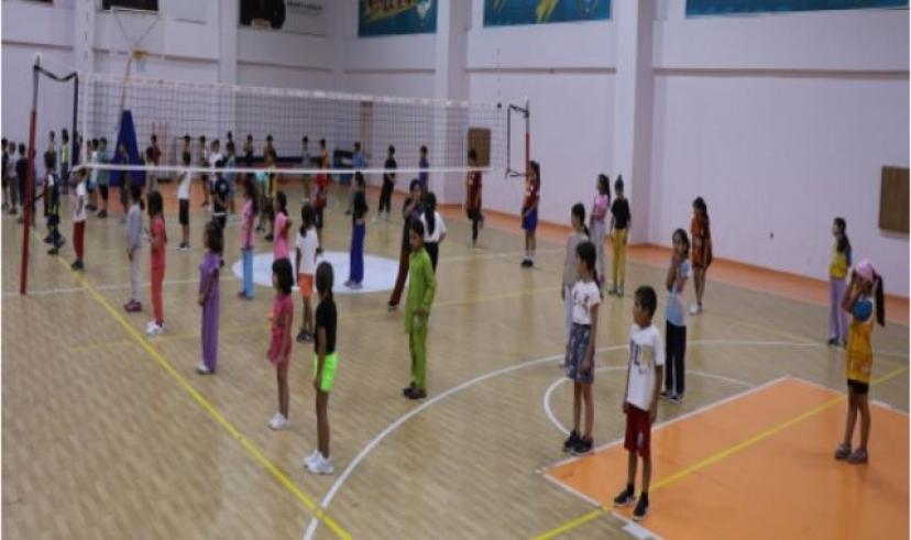 Çocuklar, yaz tatilinde Haliliye Belediyesi ile basketbol öğreniyor