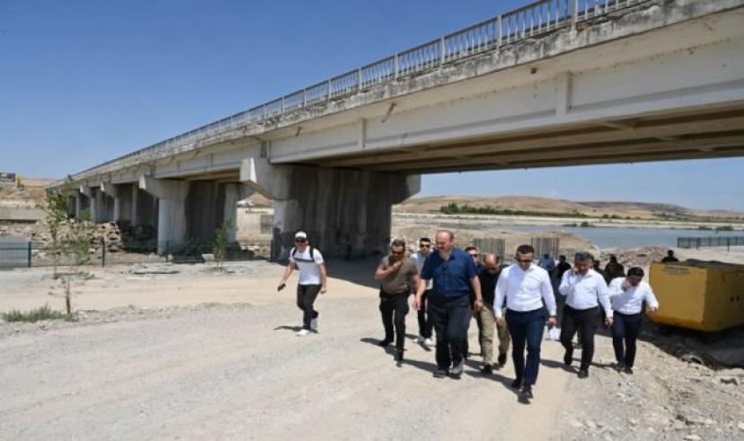 Ekrem Canalp, köprü çalışmasında incelemelerde bulundu