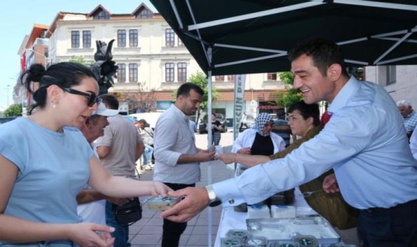 Fuat Köse Aşure dağıttı