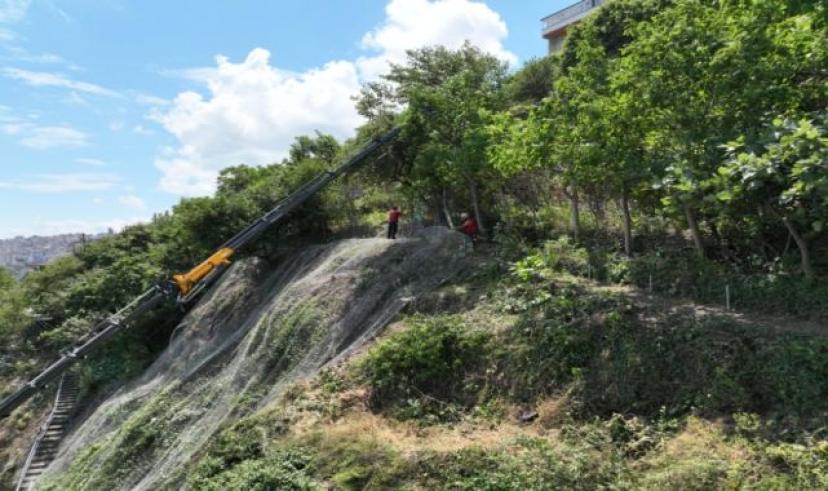 Trabzon Büyükşehir’den tehlikeli yamaca çelik ağlı önlem