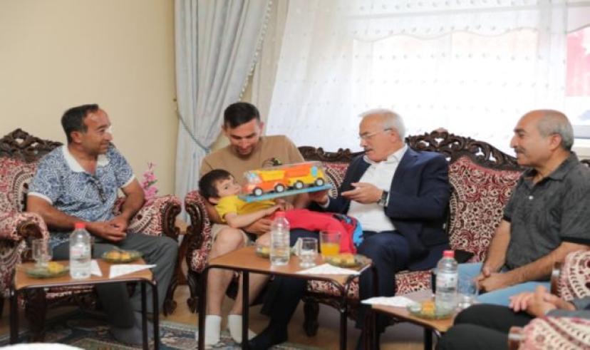 Vali Kumbuzoğlu, Yümer ailesine taziye ziyaretinde bulundu