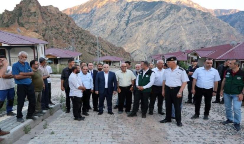 Vali Ünsal: Yusufeli Yeniköy Köyü’nde olası risklere karşı 5 ev tedbir amaçlı boşaltılmıştır